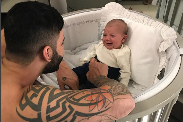 Gusttavo Lima comemora 1 mês do filho com fotos SUPER fofas