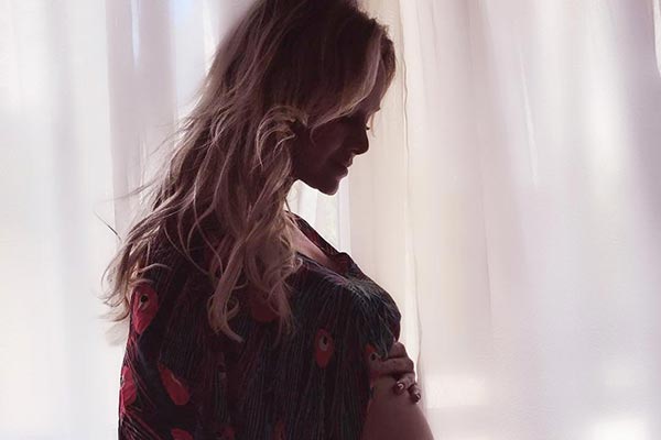 Eliana tira sua 1ª foto de barriga e comemora alta do hospital