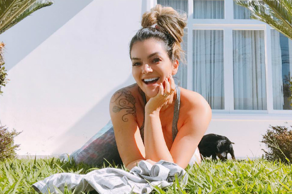 Kelly Key mostra barriga chapada seis meses após dar à luz