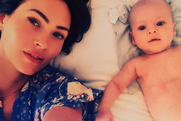 Megan Fox publica foto rara de seus filhos