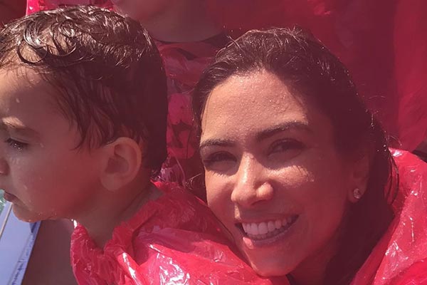 Patricia Abravanel curte folga ao lado do filho nas Cataratas do Niágara