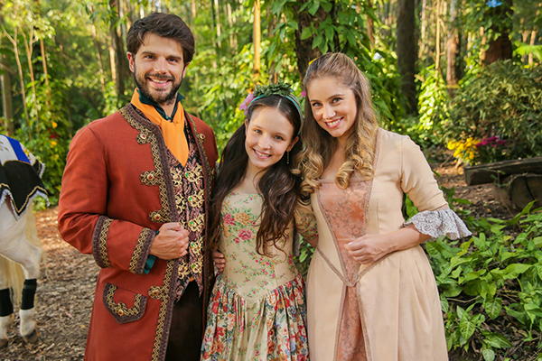 Elenco de Cúmplices de Um Resgate relembra estreia da novela que aconteceu há dois anos