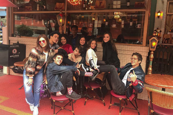 Atores de Cúmplices e Chiquititas se reúnem em restaurante
