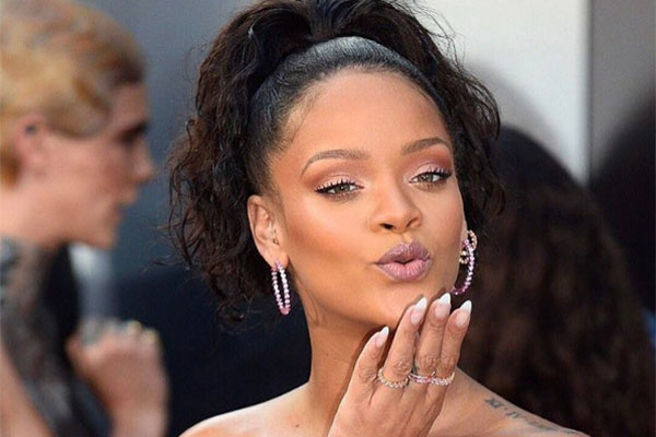 Rihanna muda visual e surpreende com cabelo azul