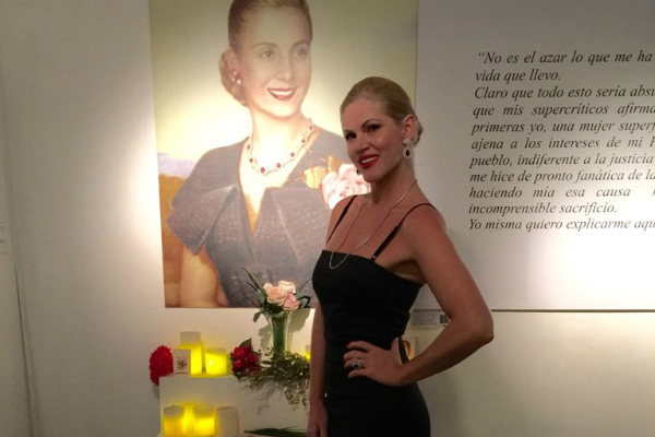 Val Marchiori é confundida com Evita Perón nas ruas de Buenos Aires