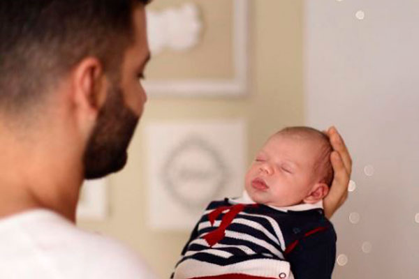 Gusttavo Lima faz selfie com o filho e encanta os seguidores 