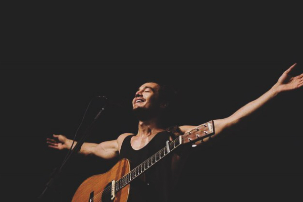 Tiago Iorc surpreende fãs ao postar fotos tiradas há quase 10 anos