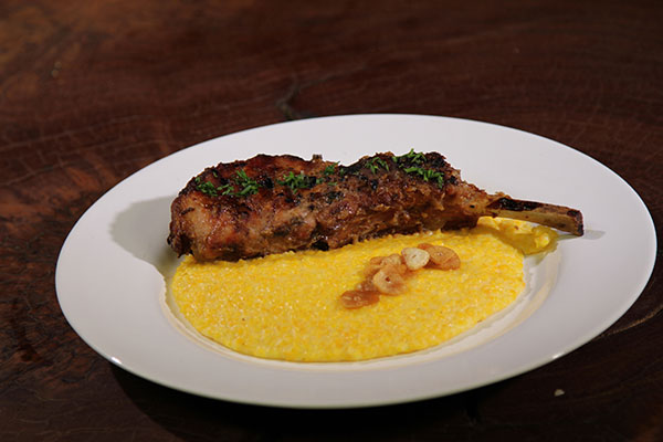Short rib suíno com quirela de milho e chips de alho da Ariane