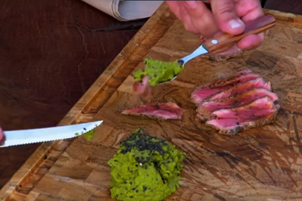 Tataki de bife de chorizo com purê de ervilha e wasabi do Marcinho