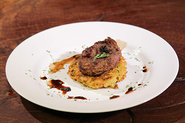 Ojo de bife com molho de cerveja preta e latkes do Jefferson