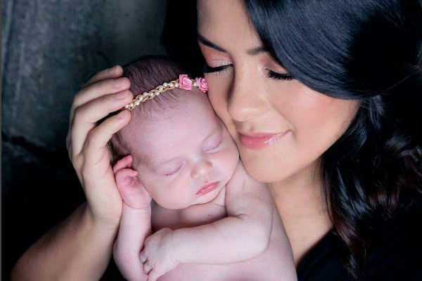 Li Martins, ex-Rouge, celebra 2 meses da filha