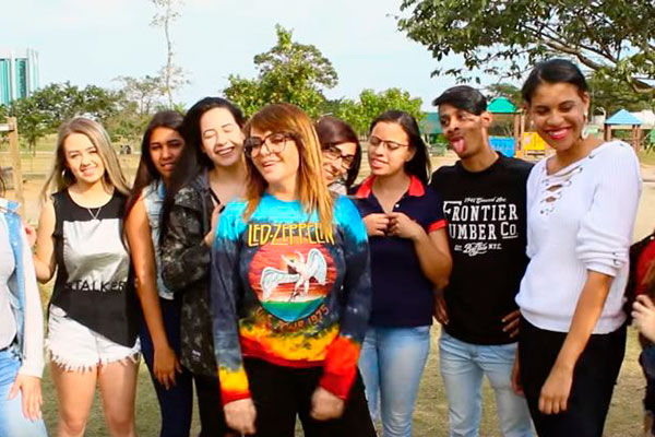 Valentina Francavilla promove batalha divertida em encontro com fãs
