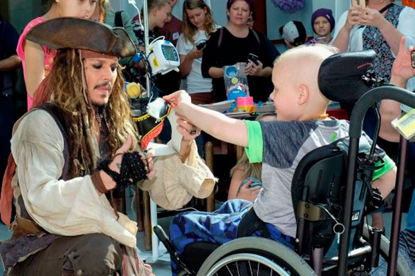 Johnny Depp visita hospital infantil fantasiado de Jack Sparrow