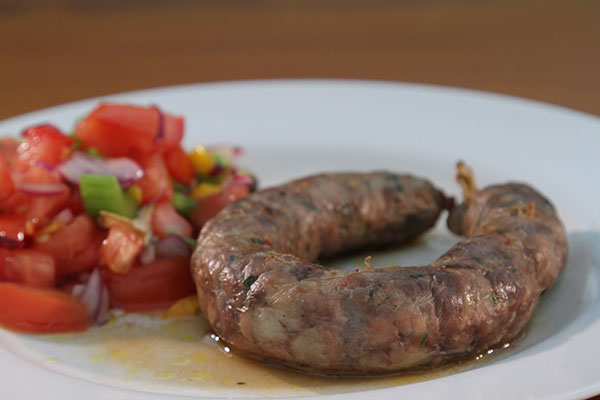 Linguiça artesanal com salada fresca do Marcinho