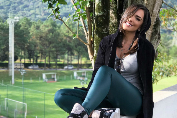 Juju Franceschi comemora 1 ano do seu canal no Youtube e faz vídeo de agradecimento
