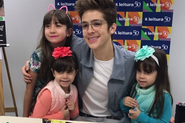 João Guilherme leva fãs à loucura em tarde de autógrafos