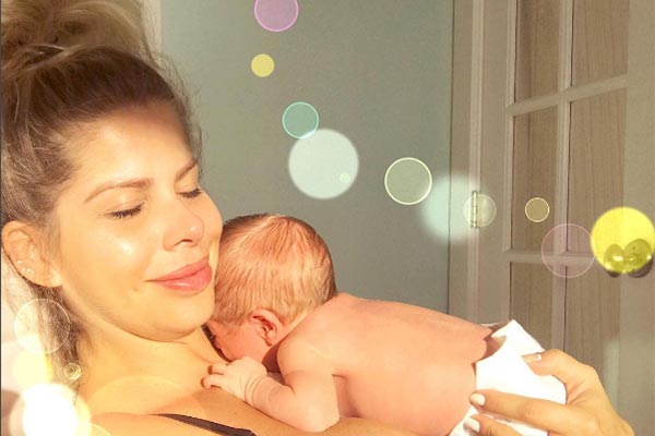 Filho de Karina Bacchi completa 2 semanas e web pira com clique fofo
