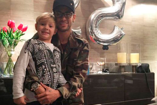 Neymar faz festa de aniversário para o filho e reencontra ex-companheiros