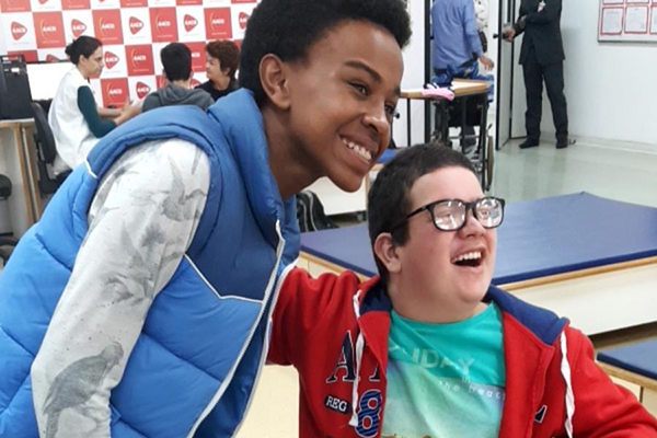 Jean Paulo Campos visita a AACD e emociona crianças