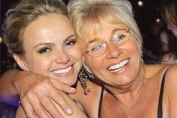 Eliana faz declaração de aniversário para sua mãe