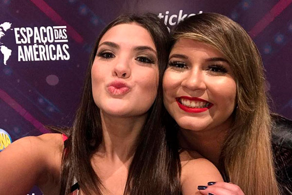 Silvia Abravanel e Lívia Inhudes tietam Marília Mendonça