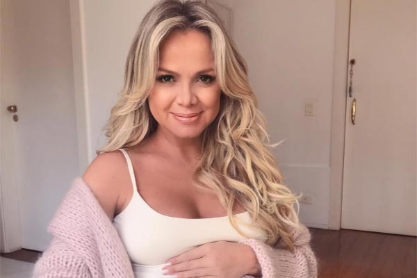 Grávida de 8 meses, Eliana mostra presentes para a Manuela