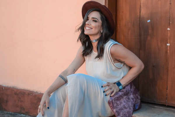 Cover: Juju Franceschi arrasa ao som de Cabide, de Mart´nália