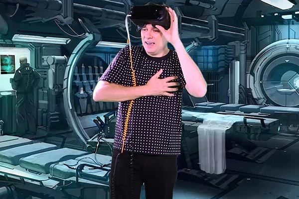 Celso Portiolli quase tem um ataque ao jogar com realidade virtual