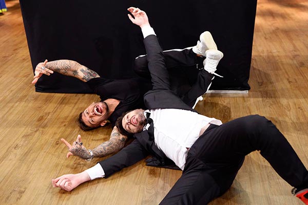 Lucas Lucco dança e joga com Danilo Gentili no The Noite