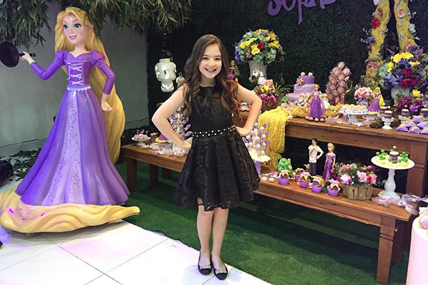 Sophia Valverde ganha festa de princesa!