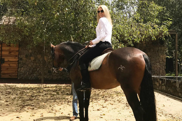 Val Marchiori joga polo pela primeira vez em cenário de novela