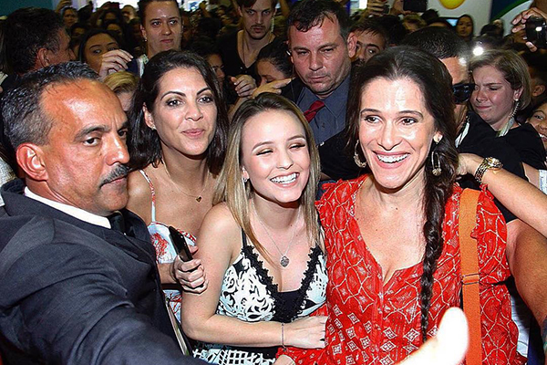 Larissa Manoela reune multidão em Bienal e fica em choque