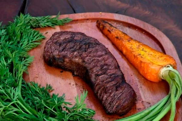 Cenouras glaceadas com picanha em tiras da Helô