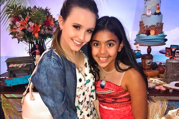 Larissa Manoela e Thomaz Costa vão à festa da filha do jogador Paulinho