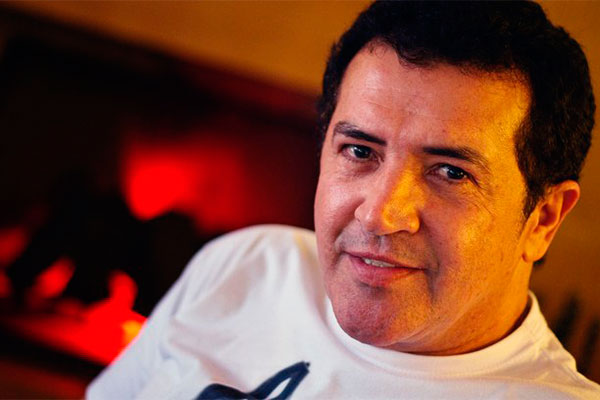 Beto Barbosa se emocina com surpresa e esclarece polêmicas da sua carreira