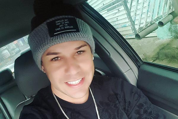 Tiago Barnabe, a Narcisa, cai do palco durante show e vai parar em hospital