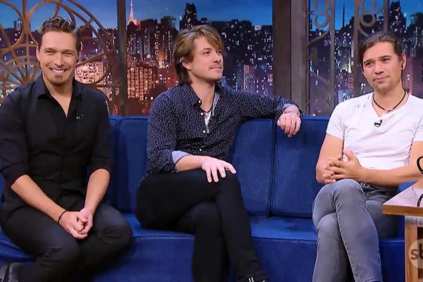 Hanson dá show de nostalgia em entrevista ao The Noite