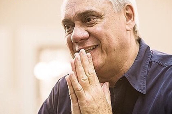 Artistas do SBT prestam homenagem a Marcelo Rezende