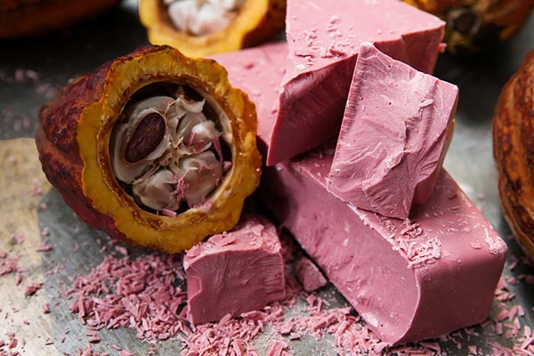 Empresa cria o primeiro chocolate ROSA sem uso de corantes 