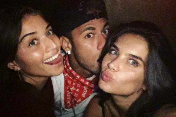 Solteiro, Neymar curte balada ao lado de modelos e Lewis Hamilton