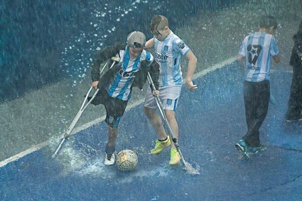 Menino esbanja talento ao jogar futebol com muletas