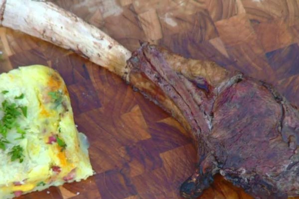 Tomahawk no sal grosso e batata recheada do Carlos