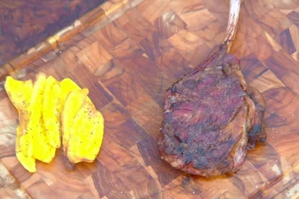 Tomahawk com chips de mandioquinha do Daniel