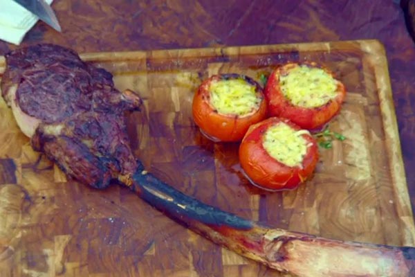 Tomahawk com tomates rústicos recheados da Helô 