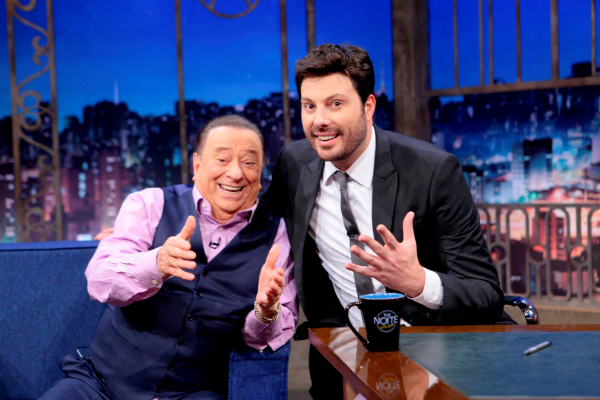 Em dia de aniversário, Danilo recebe Raul Gil e ganha surpresa no The Noite