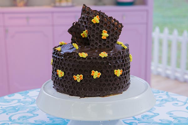 Bolo pão de mel com colmeias de chocolate do Ney