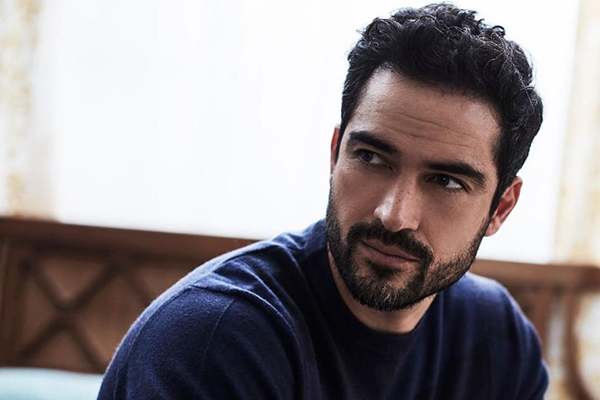 Ex-RBD Alfonso Herrera posta foto linda com o filho