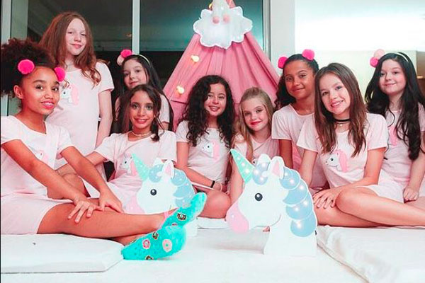 Atrizes de As Aventuras de Poliana se divertem em festa do pijama