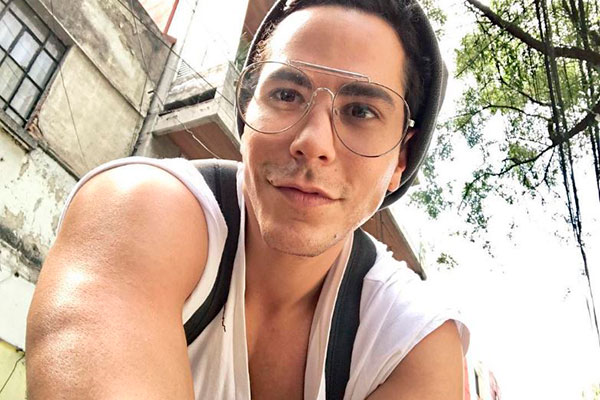 Christian Chávez desembarca no Brasil e lota aeroporto