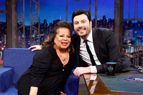 Danilo Gentili conversa com Ângela Maria no The Noite desta quinta